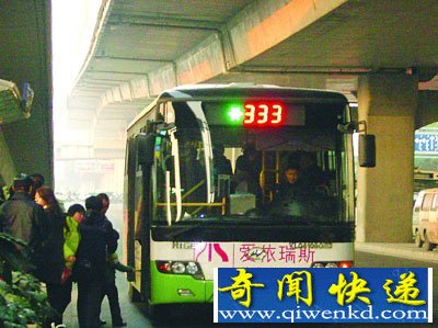 蘇州公交門事件照片 情侶不雅行為遭司機(jī)狂罵