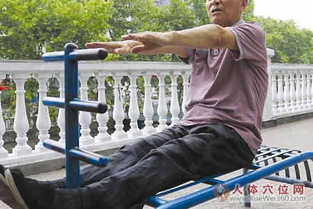 101歲老人每天40個仰臥起坐，老人做仰臥起坐要注意什么